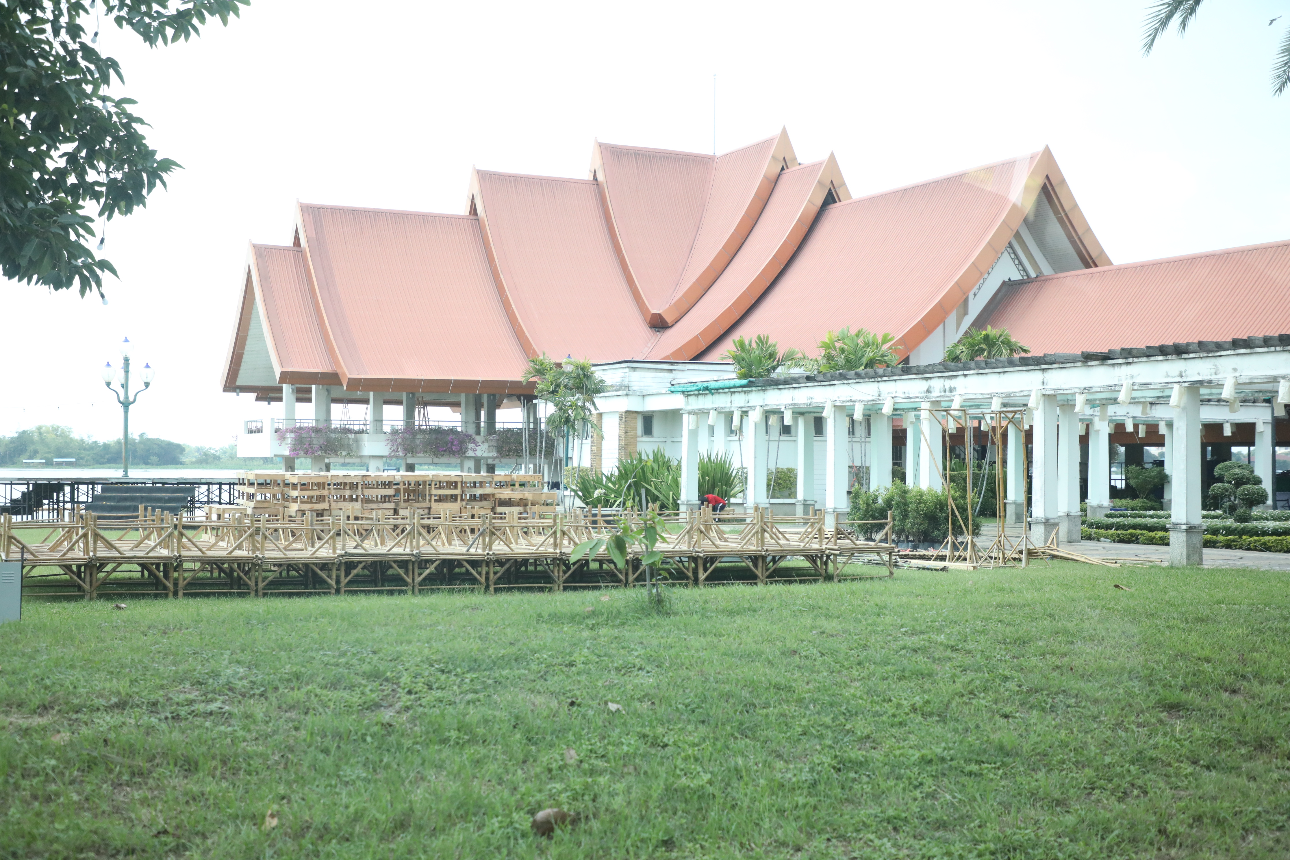 title - เลขาธิการ ส.ป.ก. นายเศรษฐเกียรติ กระจ่างวงษ์ ลงตรวจความเรียบร้อยของงาน 